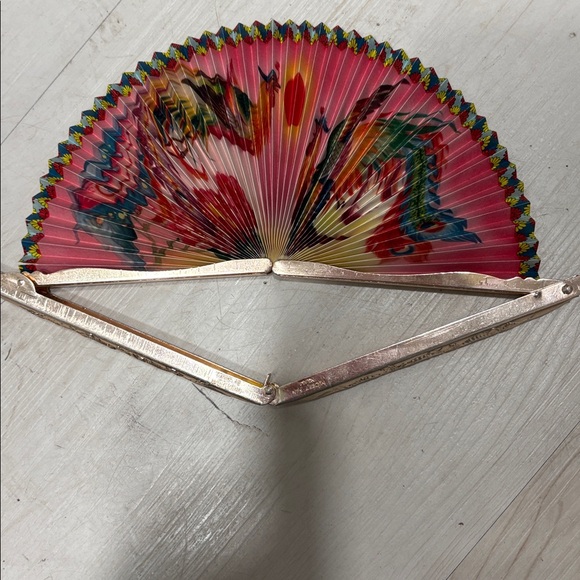 VINTAGE MIDGET FAN CHICKEN DRAGON & GISHA FROM  GOLD TINTED HANDLE - Picture 5 of 14